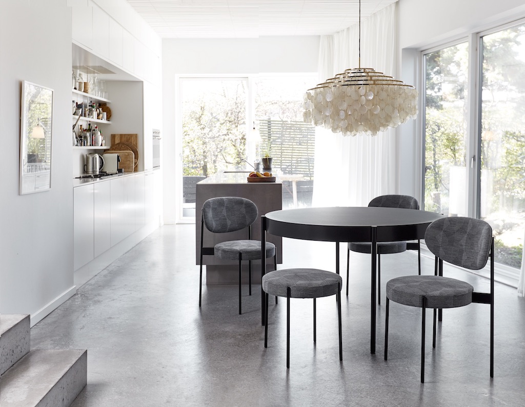 Verpan Series 430 Hocker in Grau am Esstisch in modernem, hellen Küchendesign.