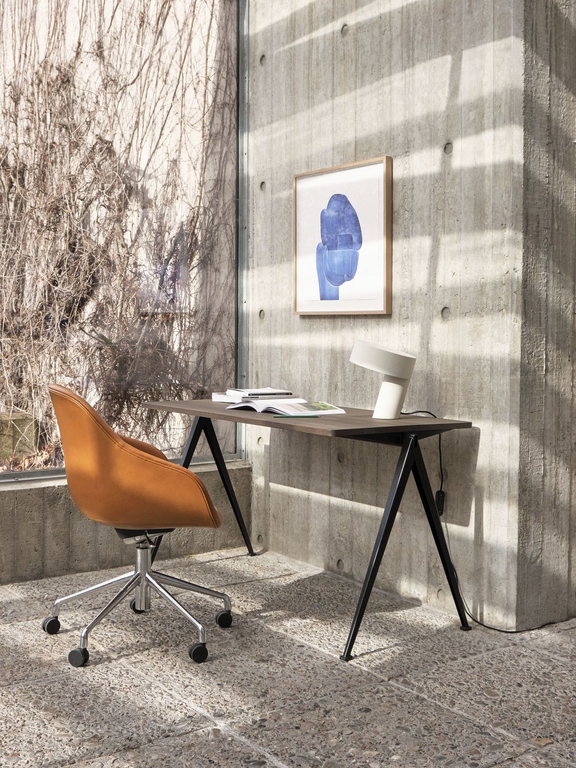 Nahaufnahme eines orangefarbenen About a Chair AAC 155 Soft Duo Bürostuhls am Schreibtisch in einem modernen Büro.