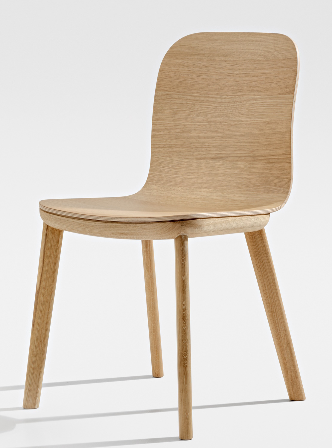 Aeon Chair Stuhl aus hellem Holz, minimalistisches Design mit abgerundeter Rückenlehne und vier Beinen.