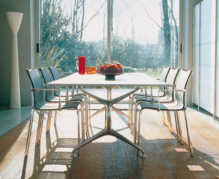 Esstisch mit sechs Alias Bigframe Stühlen 440/441, modernem Design und Chromgestell in hellem Esszimmer.
