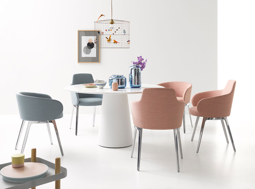 Conic Tisch von Cor, runder Esstisch in Weiß mit farbigen Stühlen im modernen Esszimmer.