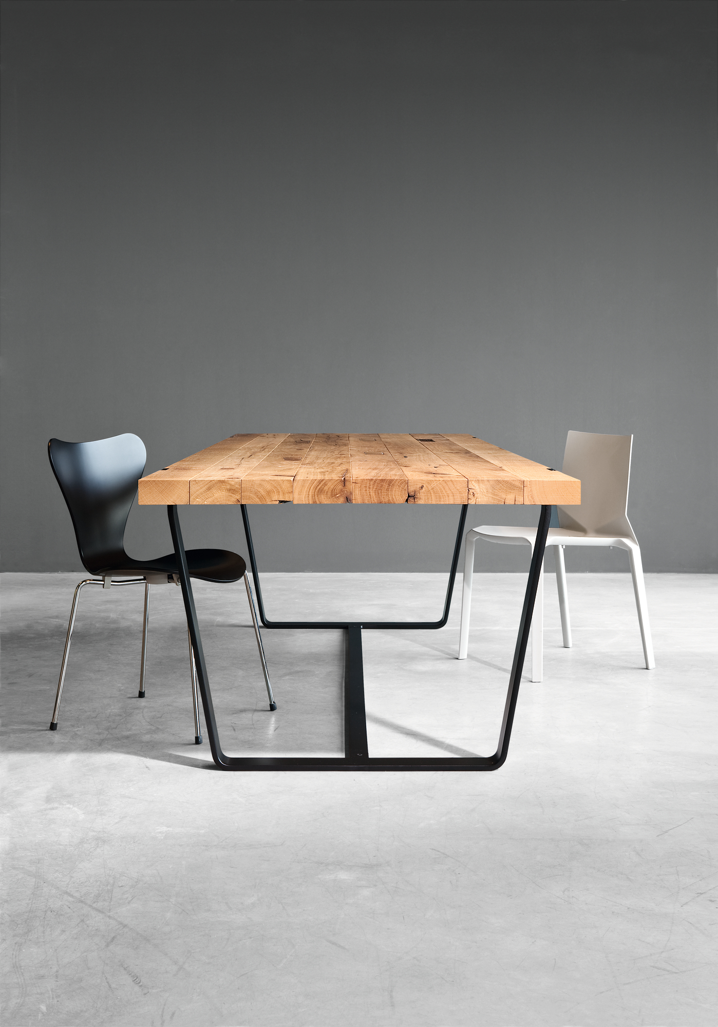 BB 11 Clamp Tisch von Janua aus Eiche, roh und geölt, mit schwarzem Metallgestell.
