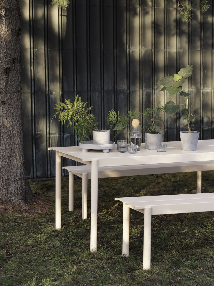 Muuto Linear Steel Bench Outdoor Bank, 110x34 cm, weiße Gartenbank im Außenbereich.