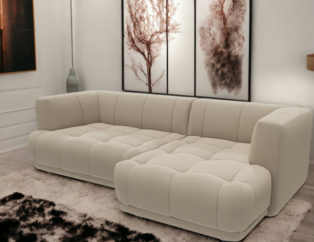 Beiges Quilton Combination Sofa von Hay mit gesteppter Sitzfläche und Rückenlehne im Wohnzimmer.