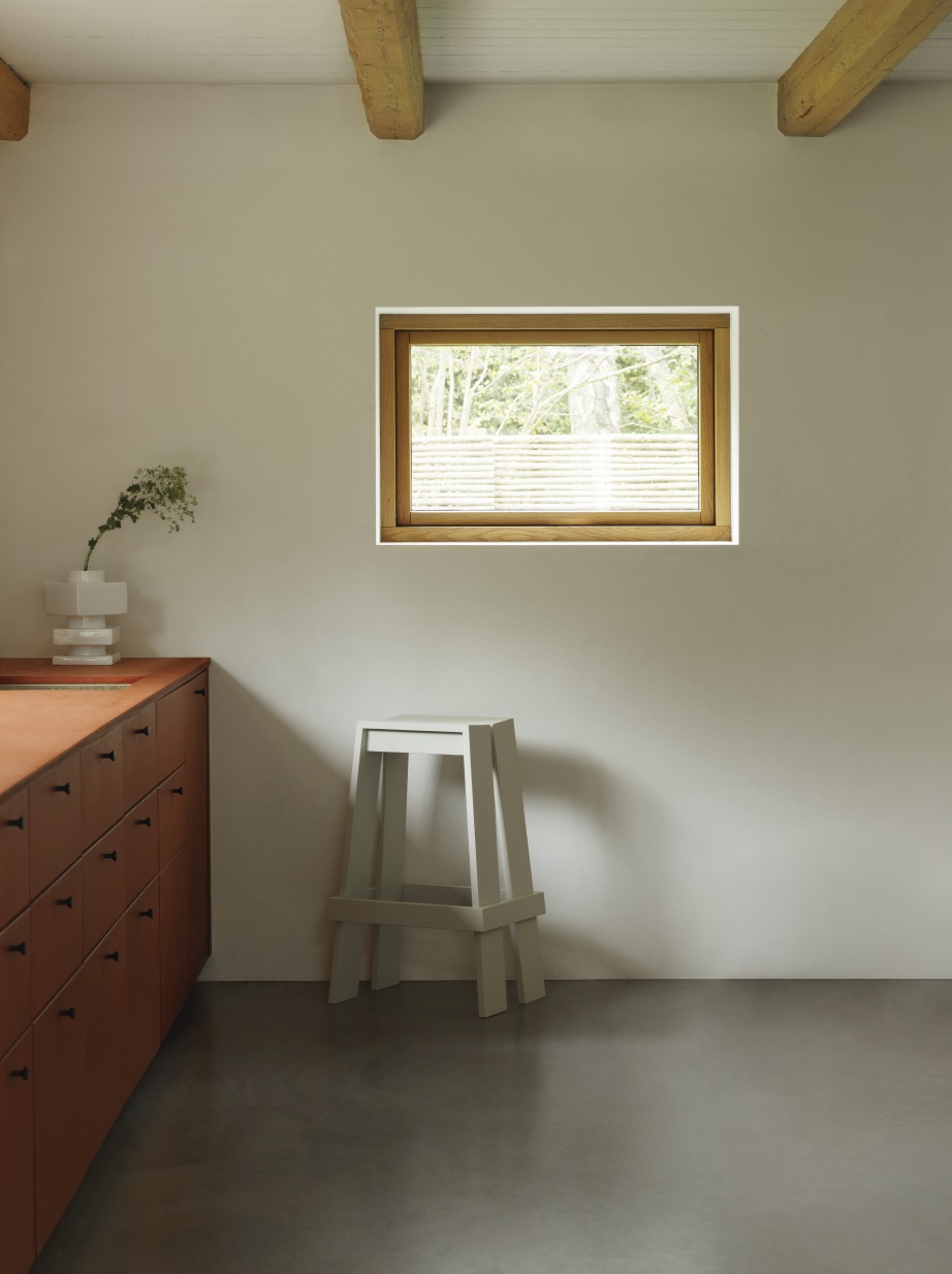 Heller Let Barstool Barhocker von Normann Copenhagen in minimalistischem Interieur mit Fenster und Holzdecke.