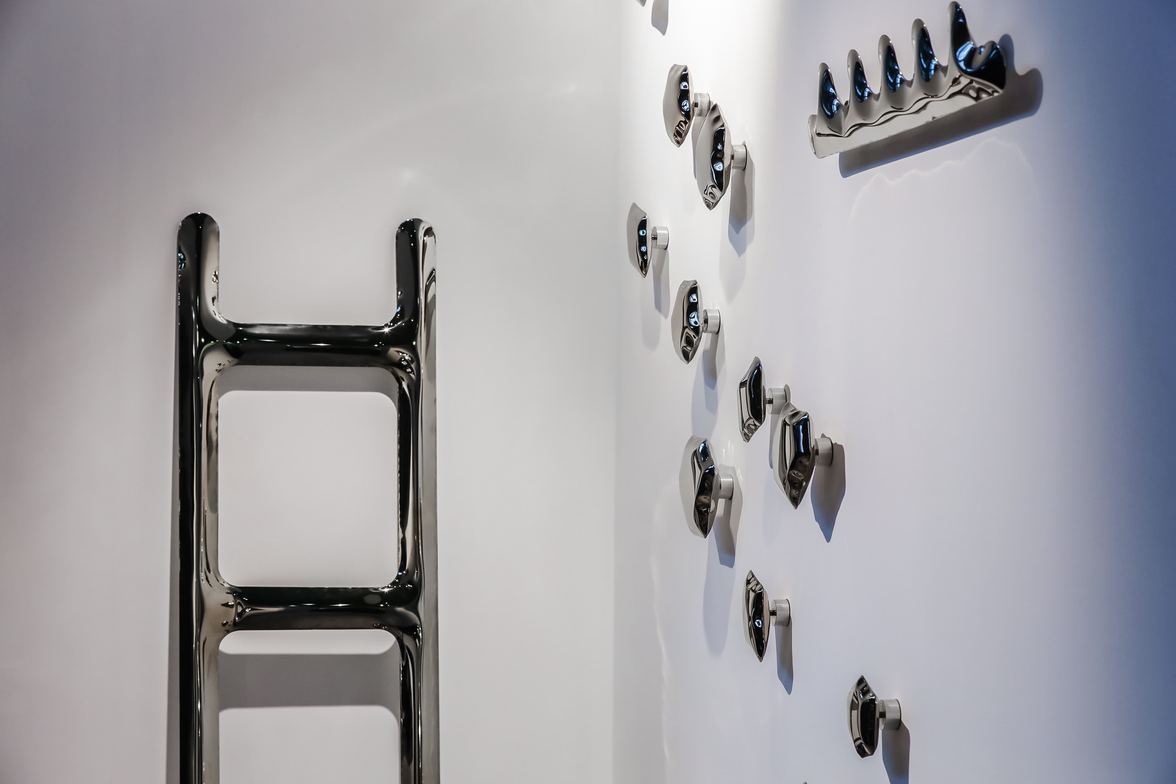 Kamm Garderobe Zieta aus poliertem Stahl, Wandhaken und Leiter als modernes, minimalistisches Garderobensystem.
