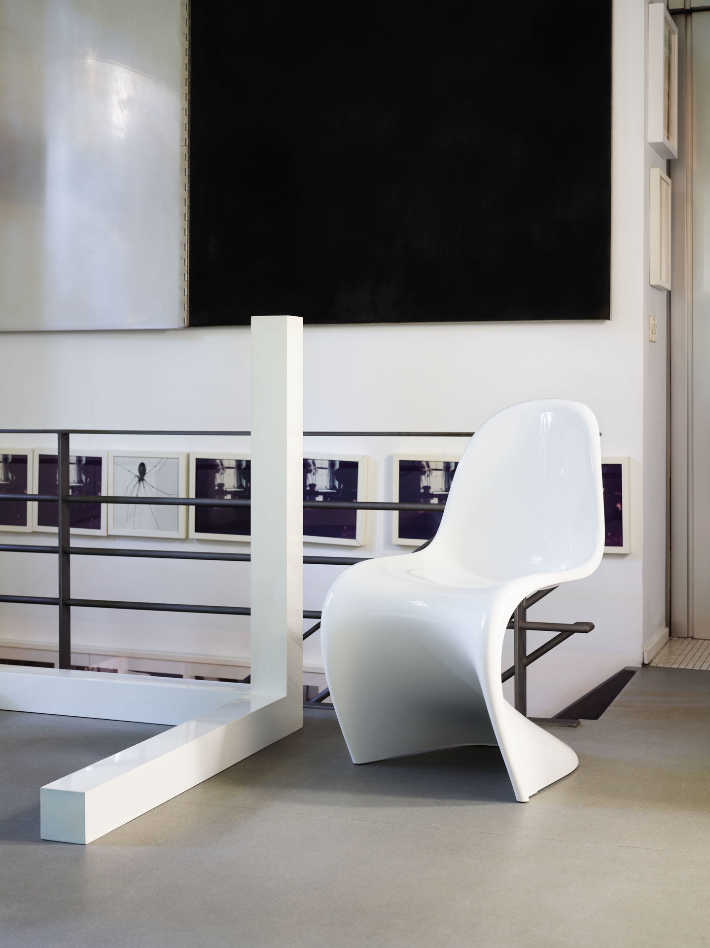 Weißer Panton Chair von Vitra, ein moderner Designklassiker, freischwingender Kunststoffstuhl im minimalistischen Interieur.