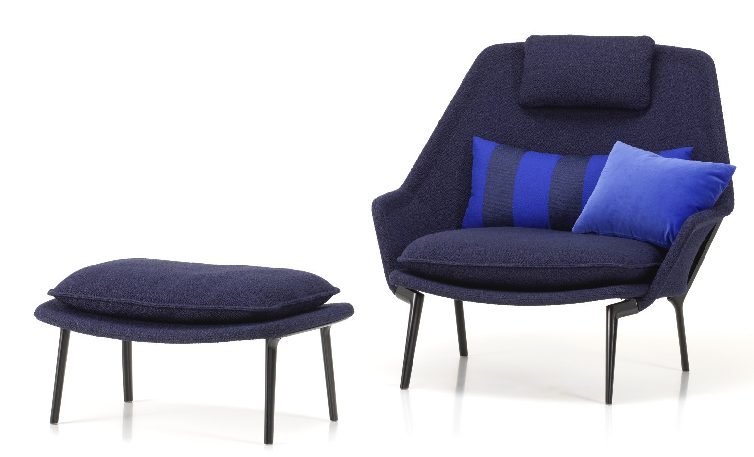 Vitra Slow Chair Sessel mit Ottoman in blauem Stoff und schwarzen Beinen.