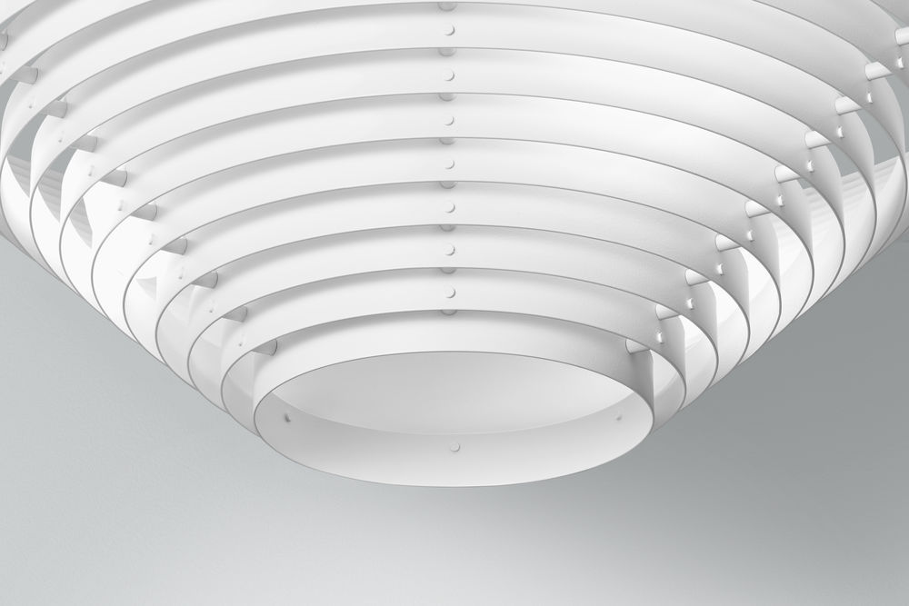Detailaufnahme der weißen A622B Artek Deckenleuchte mit ringförmigen Lamellen. Moderne Pendelleuchte für Wohnraumbeleuchtung.
