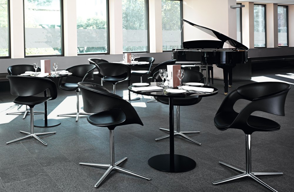 Schwarzer Lox Table Tisch von Walter Knoll mit passenden Stühlen in einem eleganten Ambiente.