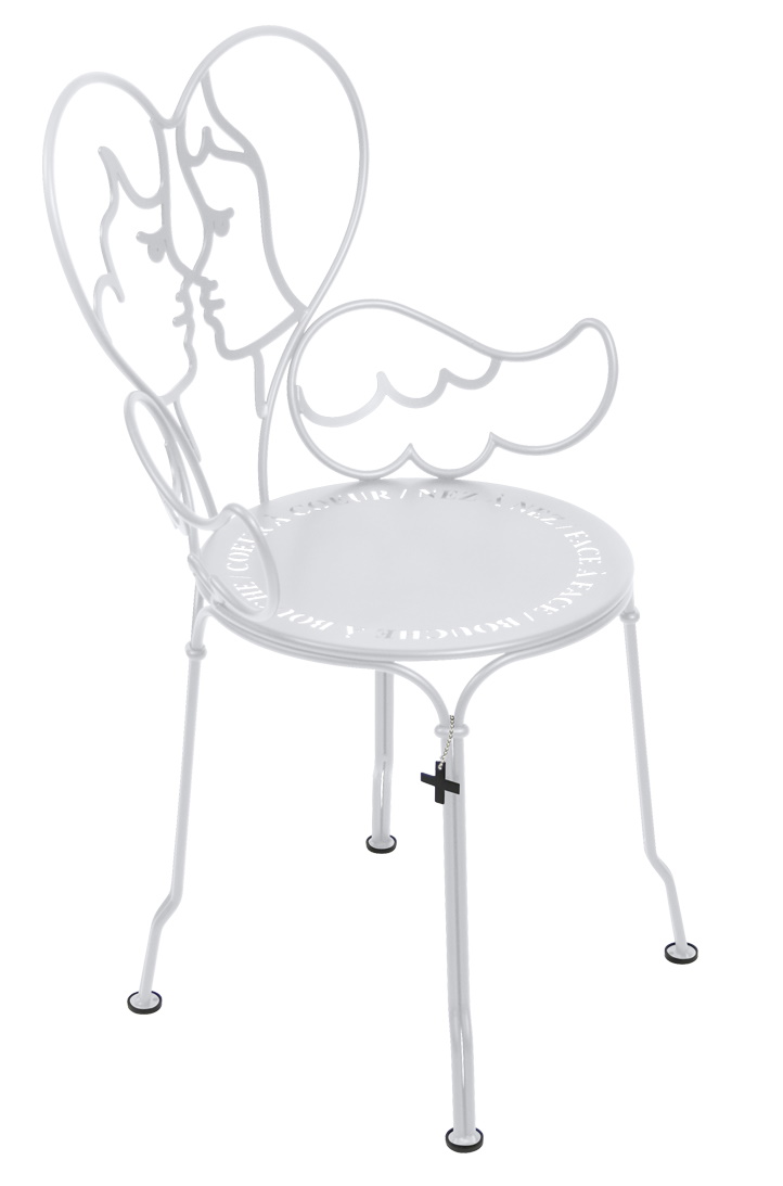 Weißer Ange Stuhl von Fermob für den Außenbereich mit filigranem Design und Herzmotiv im Rücken.