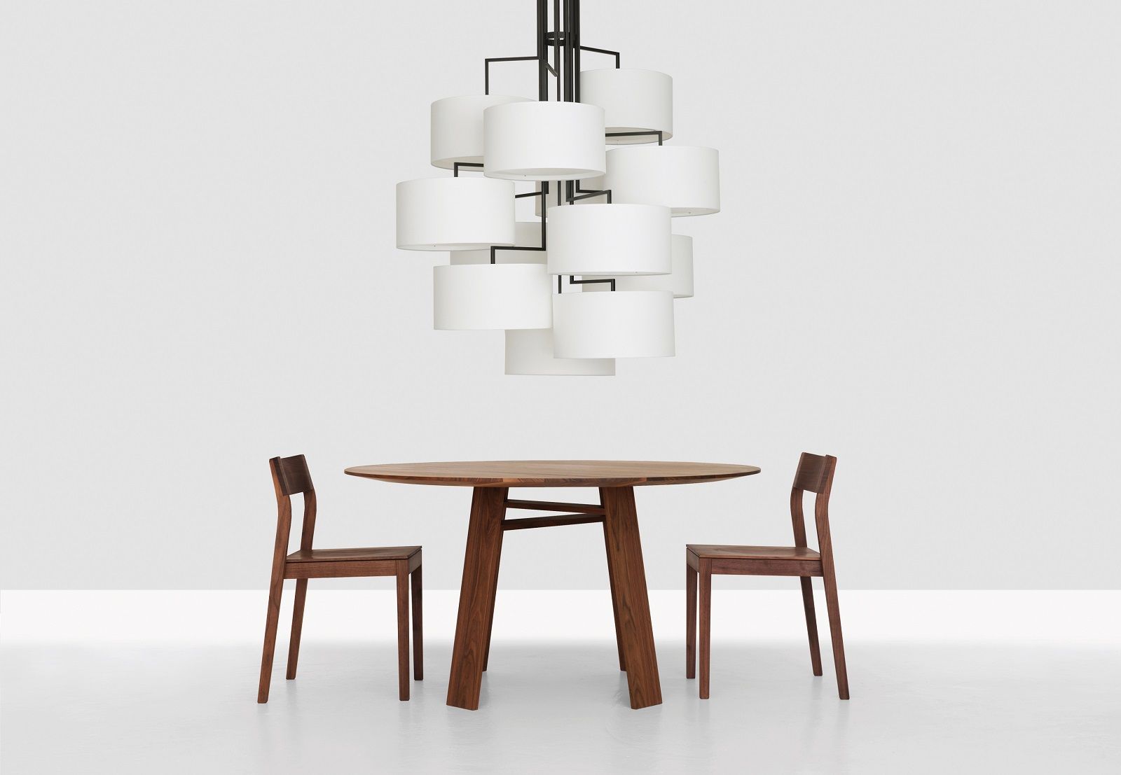 BONDT Tisch rund Zeitraum aus Holz mit zwei Stühlen und moderner Hängelampe im minimalistischen Design.