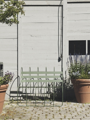 Gardener's Sofa von Design House Stockholm, grüne Gartenbank aus Metall für den Außenbereich.
