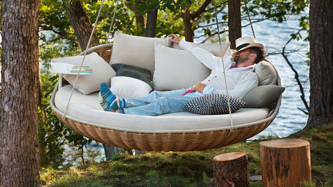 Mann entspannt in einer Hängematte mit bequemen Rückenkissen, ideal für Swingrest Lounger.