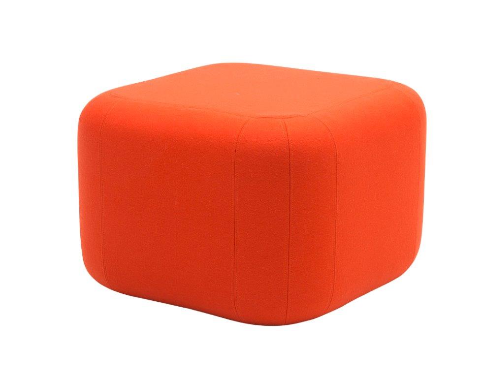 Oranger, würfelförmiger Hocker, Quadro Hocker Softline, gepolstert und modern für Wohnzimmer oder Büro.