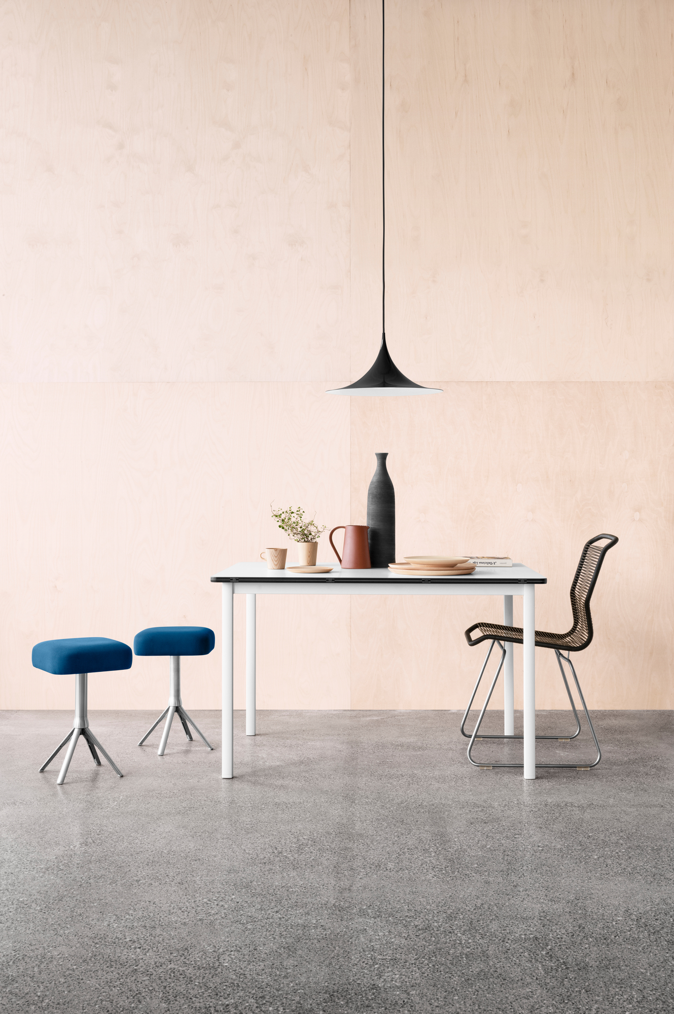 Panton One Dining Stuhl Outdoor Clark mit Edelstahlgestell am Esstisch, moderne Gartenmöbel.