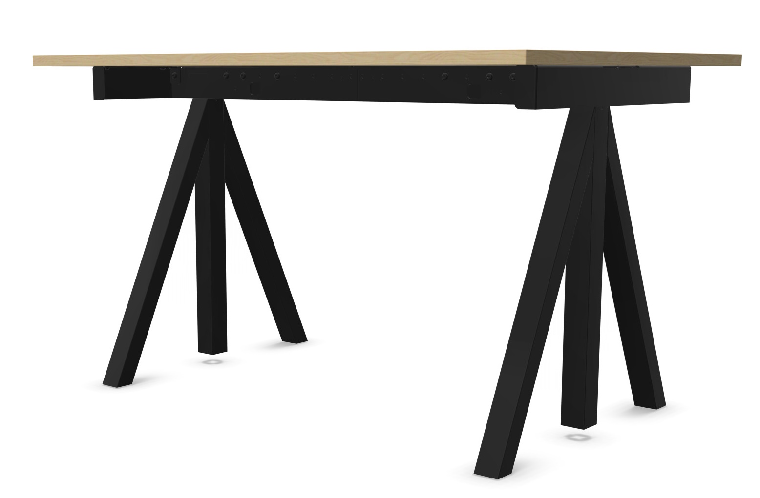 Wordesk Table Schreibtisch von String Furniture mit hellem Holz und schwarzem, modernem Metallgestell.