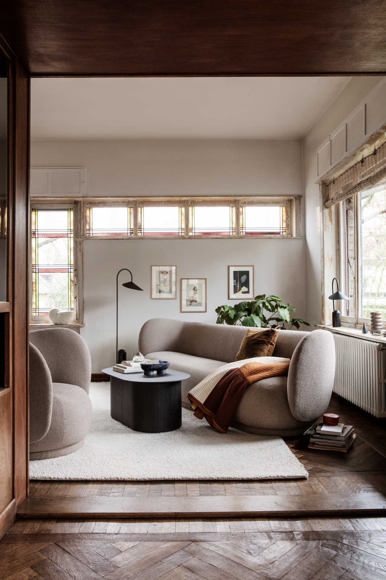 Wohnzimmer mit Rico Lounge Chair Sessel von Ferm Living in Weiß und passendem Sofa.
