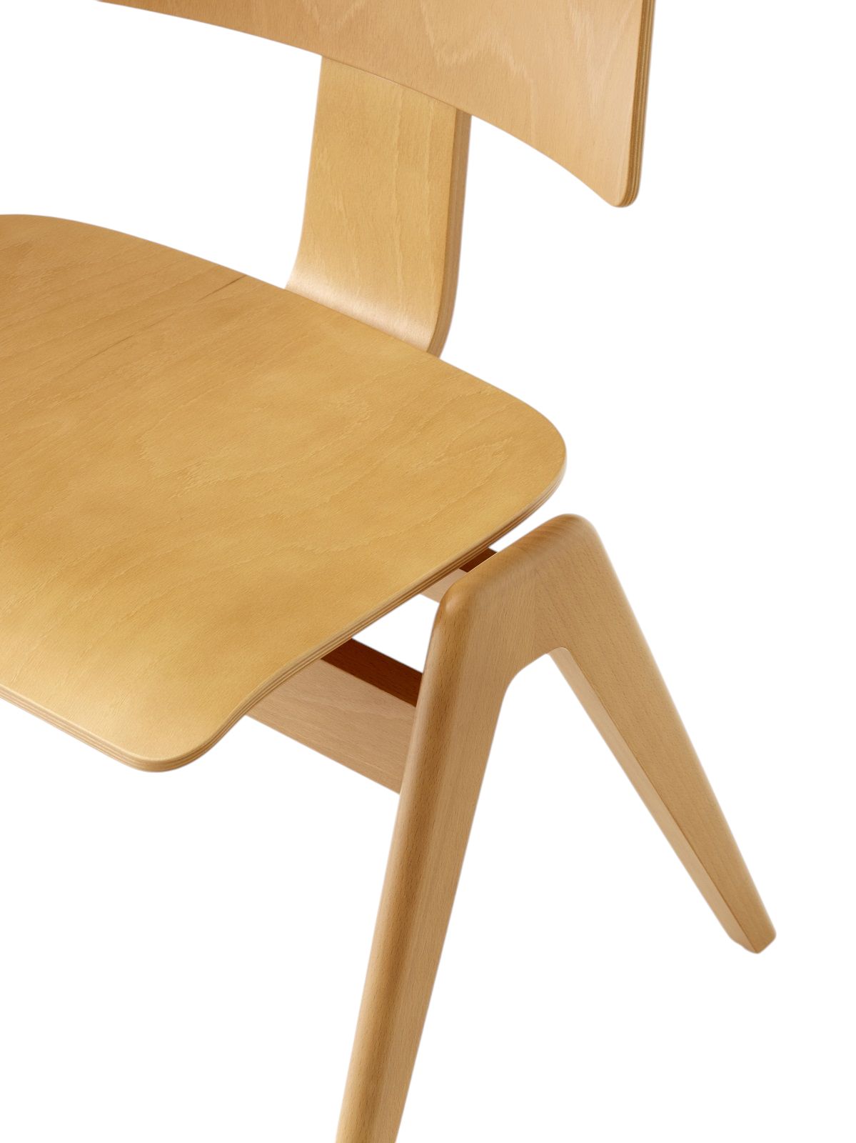 Detailaufnahme des Daystak RD1 Stuhls von AndTradition, ein Esszimmerstuhl aus hellem Holz.