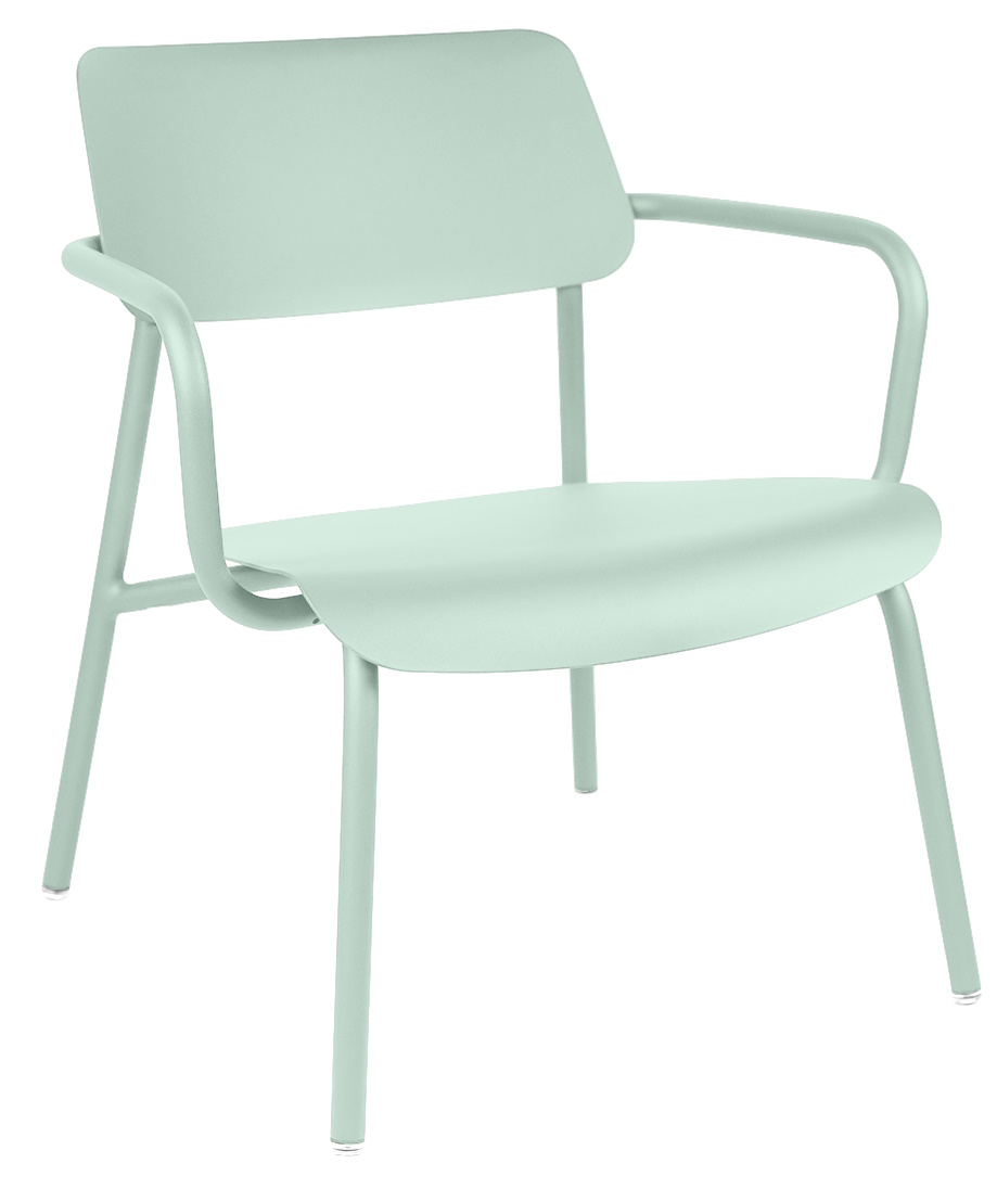 Fermob Studie Lounge Sessel für den Außenbereich, mintgrüner Metallstuhl mit Armlehnen und minimalistischem Design.