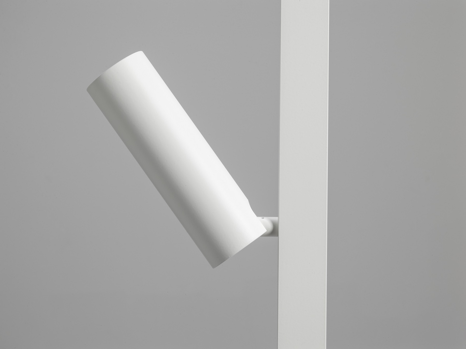 Detailaufnahme der ZEN-X2 Stehleuchte in Weiß, modernes Design mit verstellbarem Lichtkopf für Wohnzimmer und Büro.