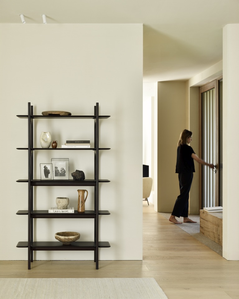 PI Rack Regal von Ethnicraft, modernes Bücherregal aus dunklem Holz im minimalistischen Wohnzimmer.