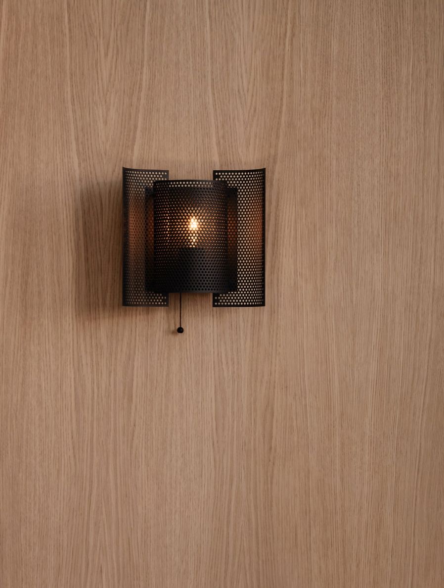 Butterfly Wandleuchte aus gelochtem Metall in Schwarz, modernes Design für stimmungsvolle Beleuchtung.