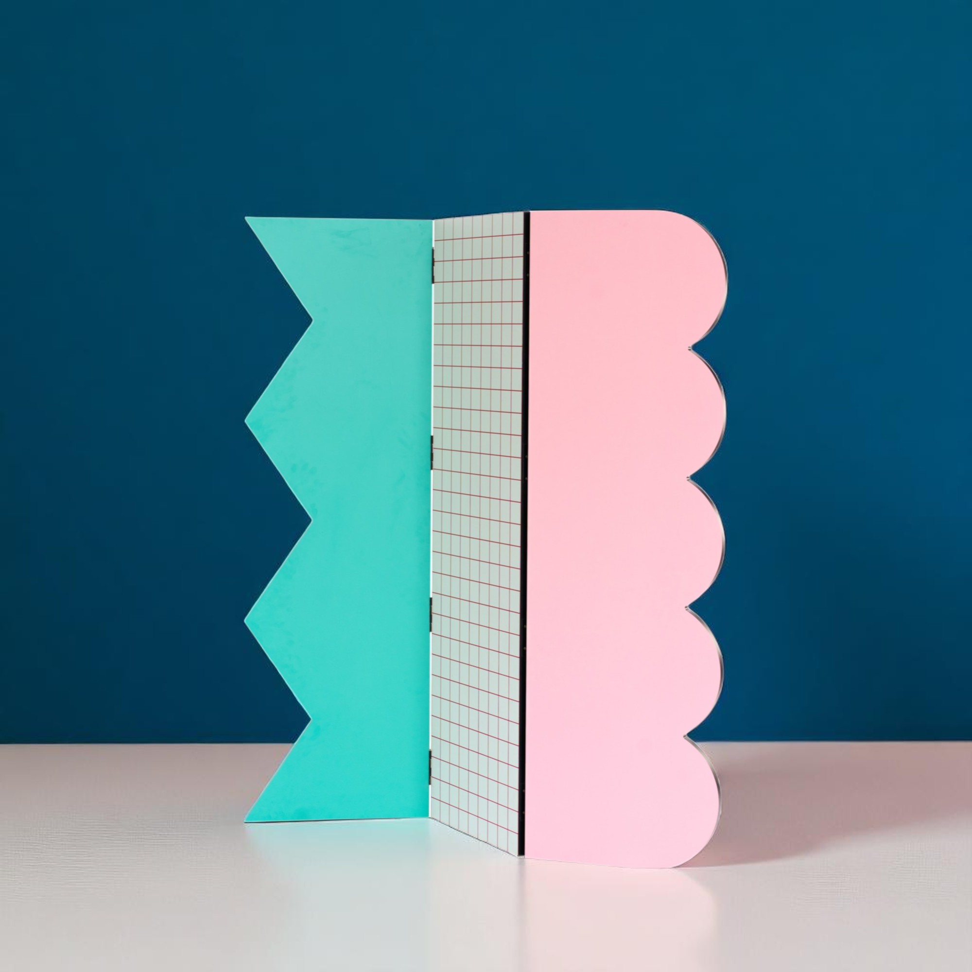 Superscreen Raumteiler von Seletti, abstraktes Design mit Zickzackmuster, Wellenform und Gitterstruktur in Pink, Türkis und Weiß.