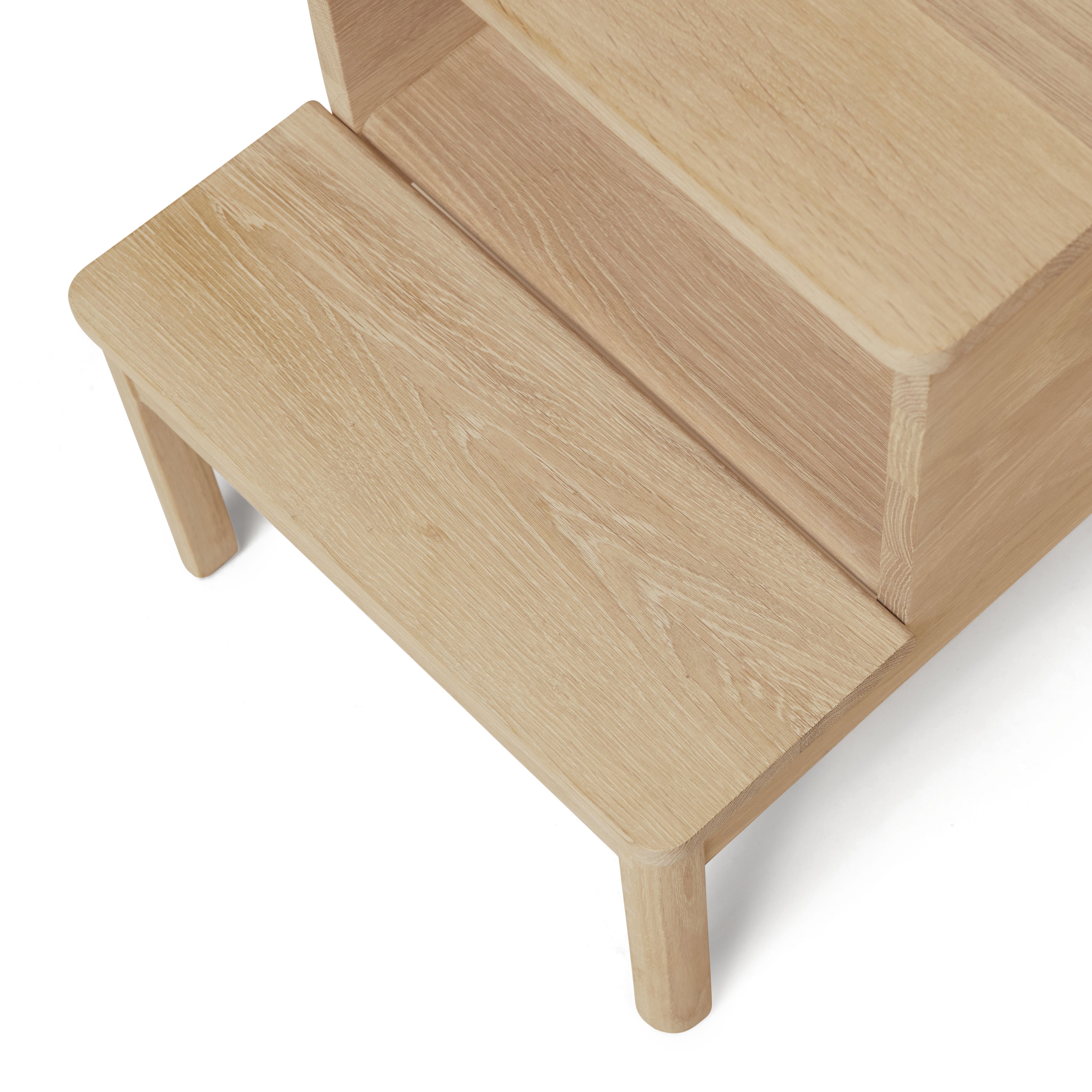 A Line Steighocker aus Eiche, weiß geölt von Form & Refine, Detailansicht.