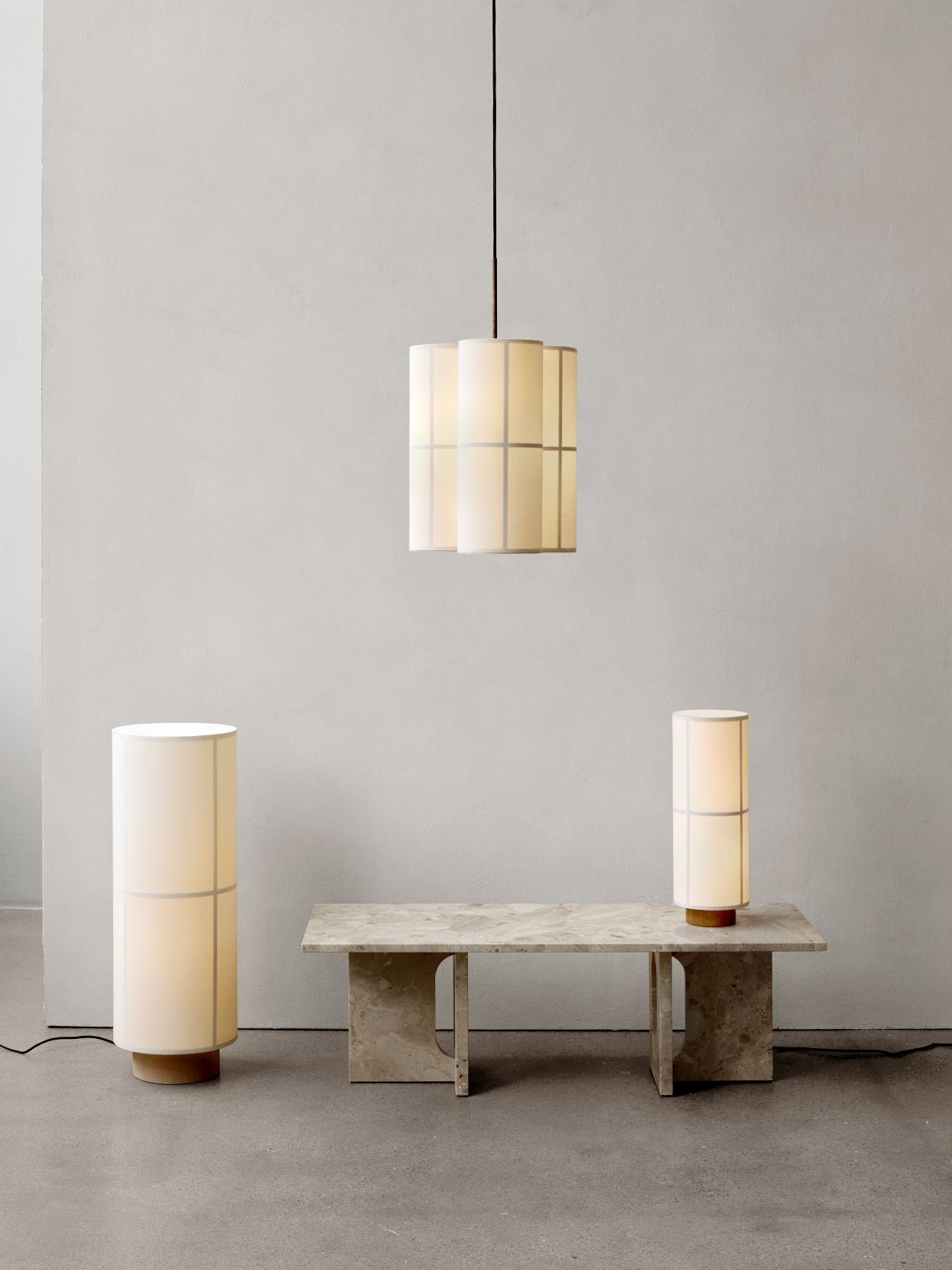 Audo Hashira Stehleuchte und Tischleuchte mit Stoffschirm und Pendelleuchte in minimalistischem Interieur.