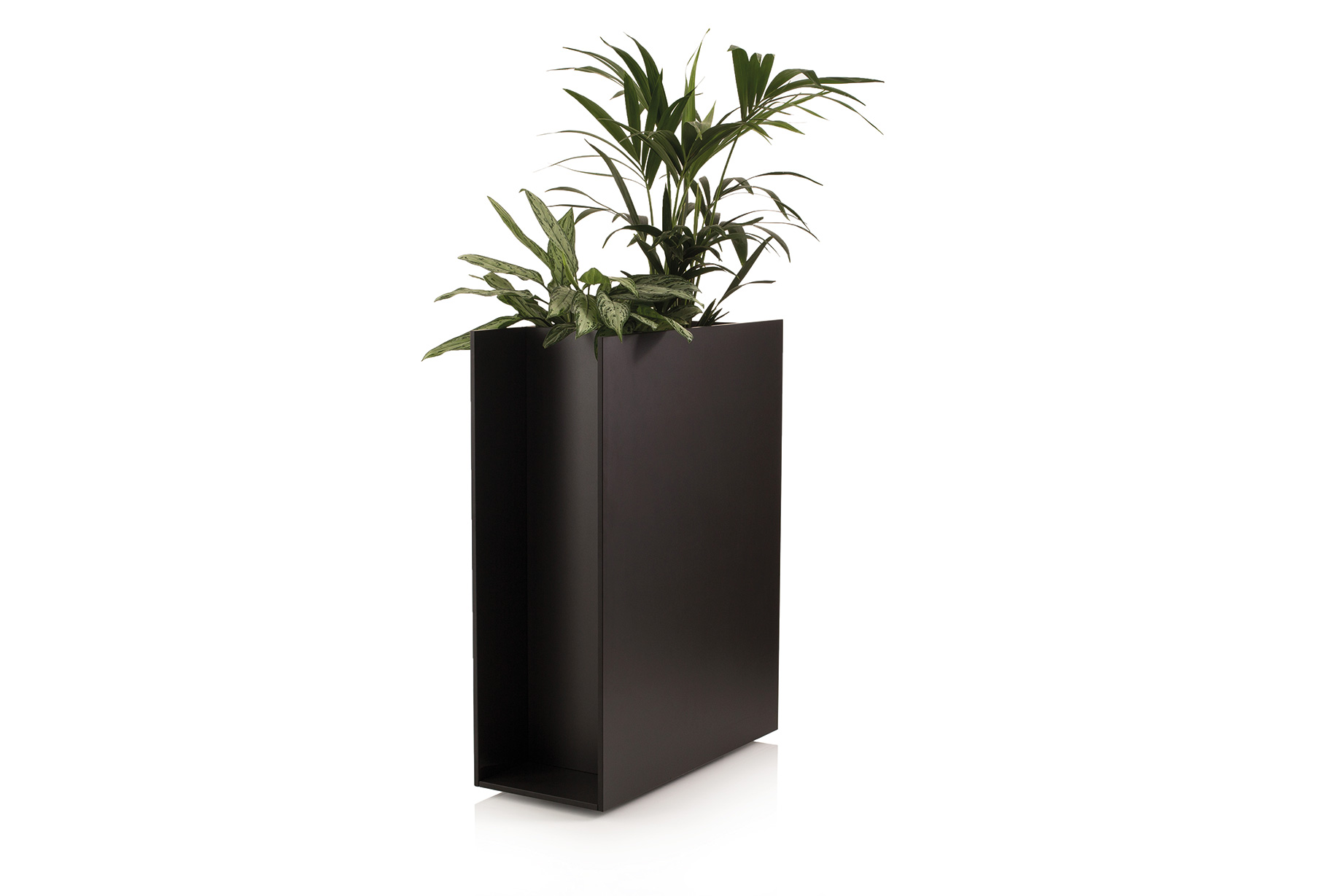 Sotomon Pflanzgefäß in Taupe von Conmoto mit grünen Pflanzen, moderner Blumenkübel für Innen und Außen.