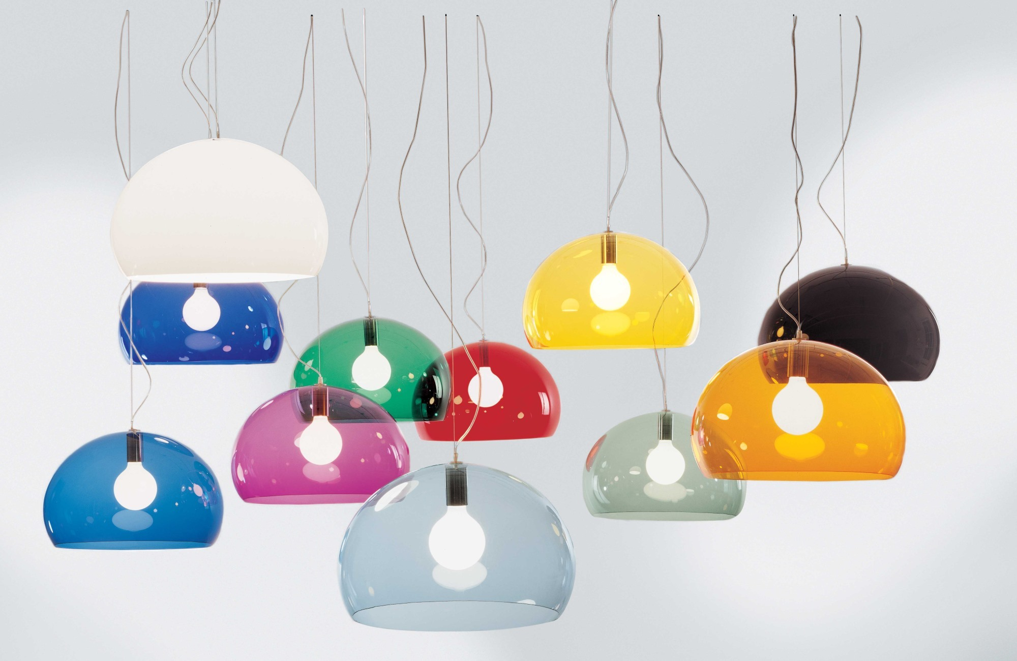 Fly Pendelleuchten von Kartell in verschiedenen Farben: Moderne Hängelampen für stilvolle Beleuchtung.