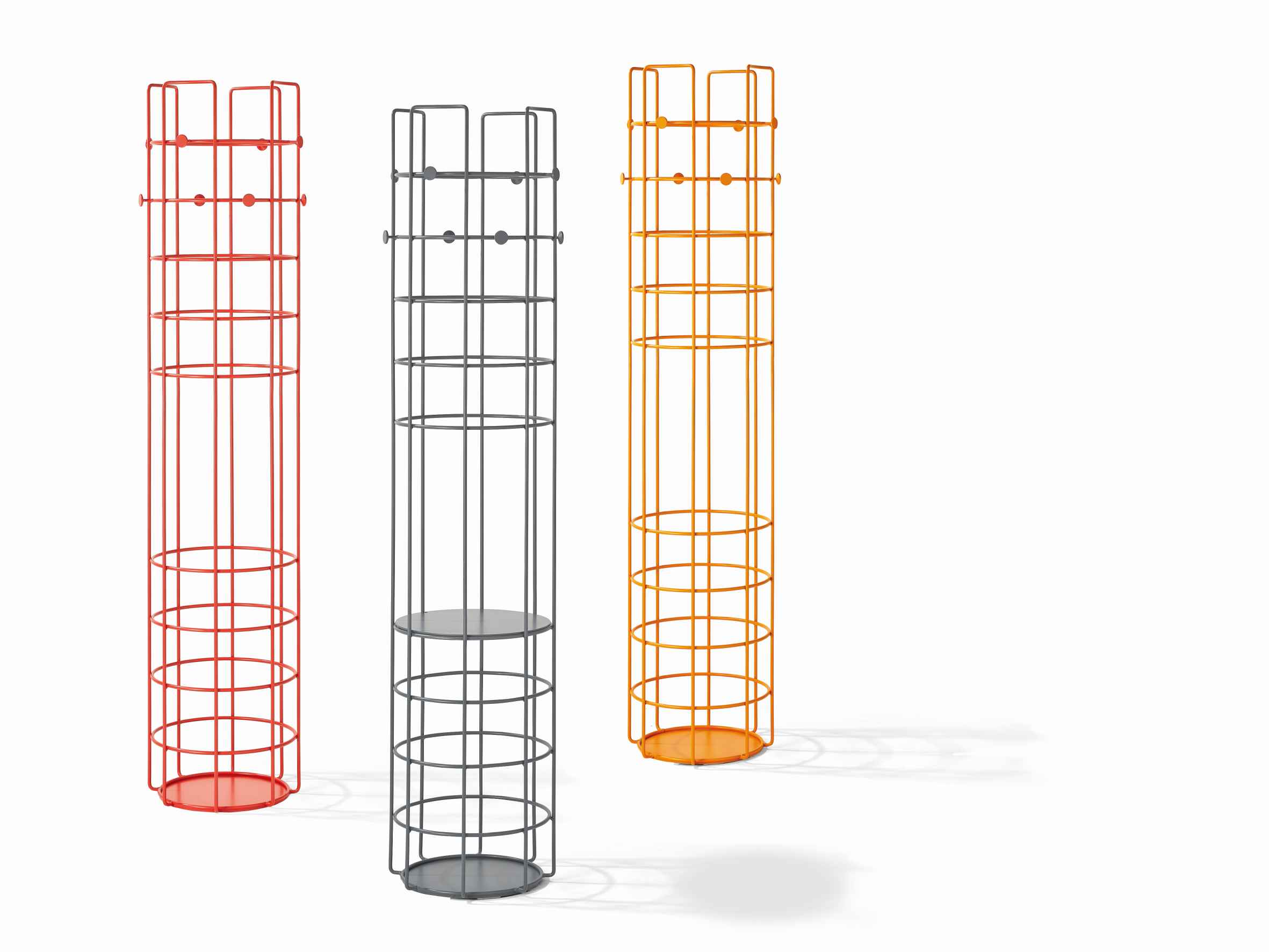Drei Bazar Standgarderoben von Richard Lampert in Rot, Basaltgrau und Orange. Moderne, minimalistische Garderobenlösung.