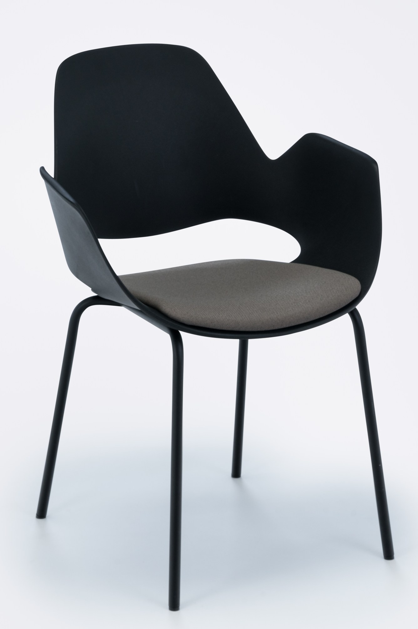 Falk Stuhl mit Armlehne von Houe, schwarzes Metallgestell, grauer Sitzpolster, modernes Design für Esszimmer und Büro.