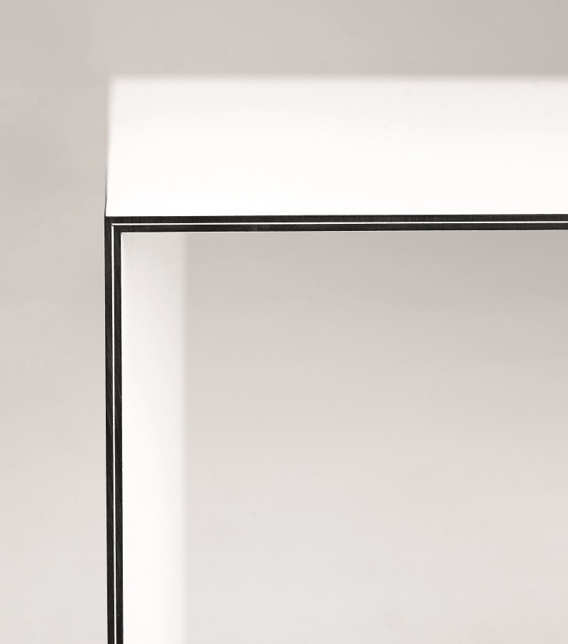 Detailaufnahme vom Karl Andersson & Soener Thinner Tisch: Weiße Tischplatte mit filigranem, schwarzem Metallgestell.