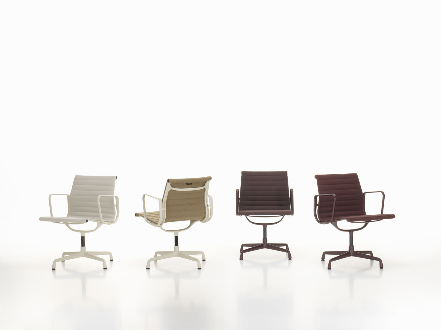 Vitra Aluminium Chair EA 108 in verschiedenen Farben, Bürostuhl mit Armlehnen und Drehfuß.