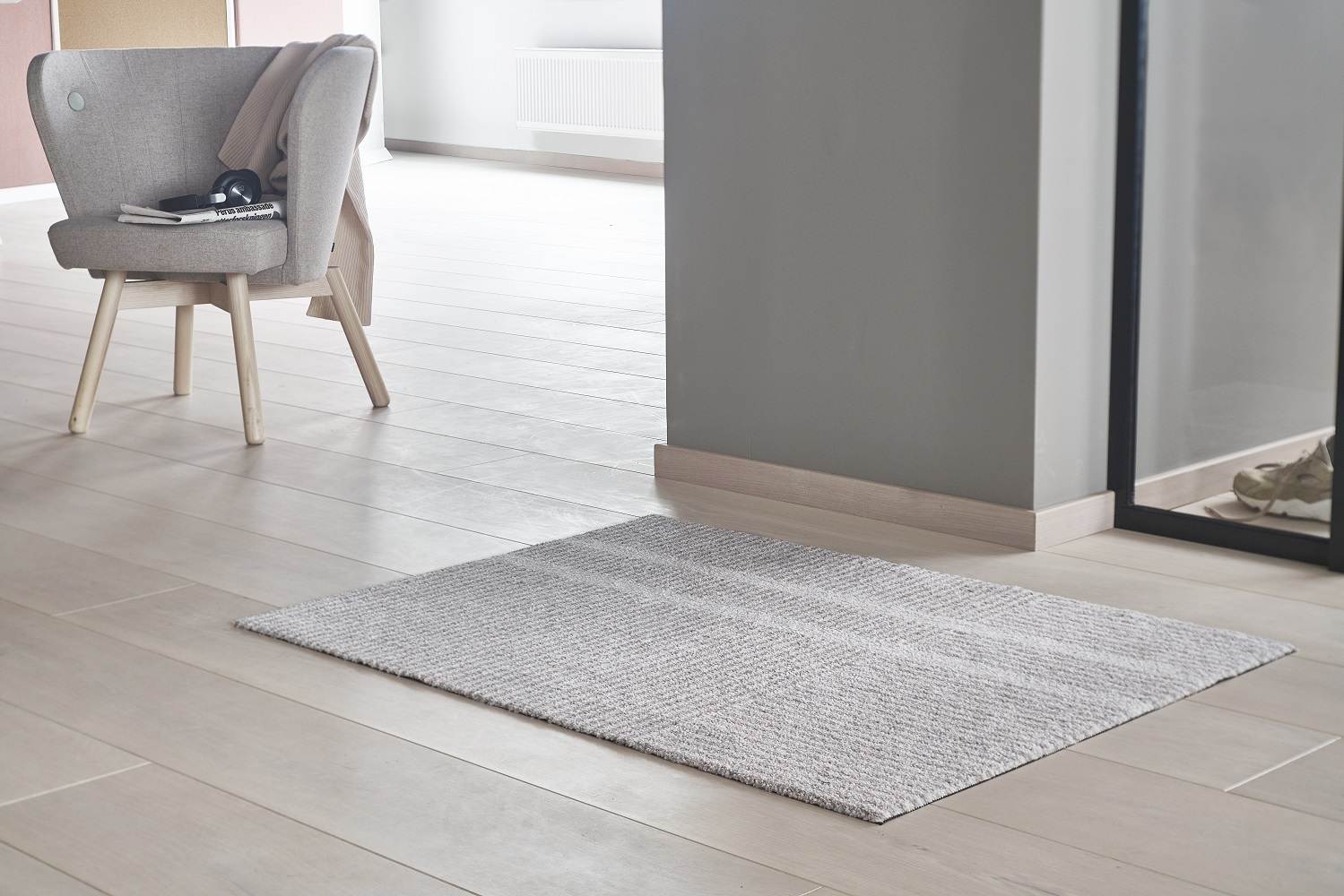 Løype Fußmatte in Breezy Beige auf hellem Holzboden, ideal für Innen- und Außenbereiche.