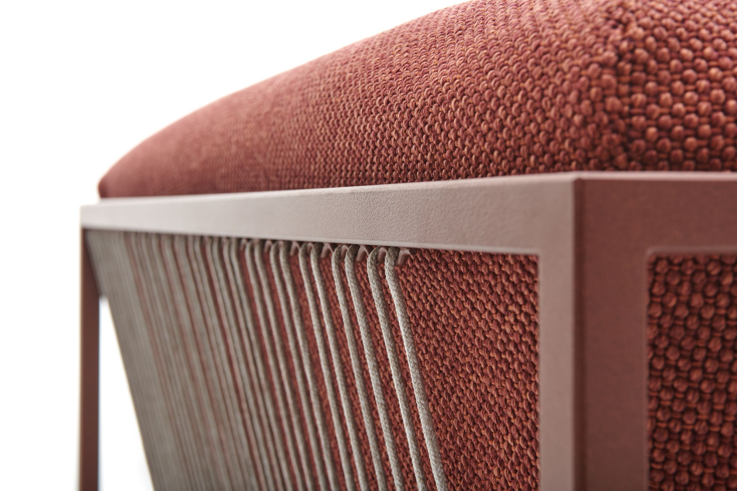 Detailaufnahme des Arpa Outdoor Sofas von MDF Italia mit braunem Stoffbezug und Seil-Design.