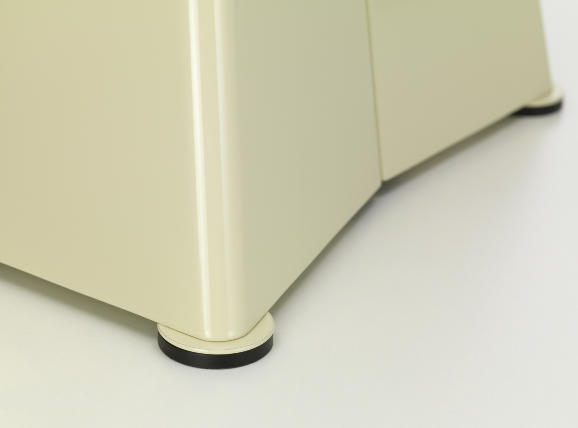 Detailaufnahme vom Vitra Tabouret Métallique Hocker in Beige, der die Füße und die Metallstruktur zeigt.