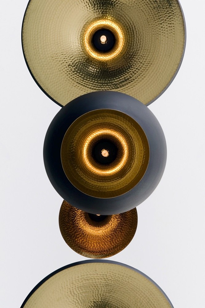 Nahaufnahme der Beat Stout Pendelleuchte von Tom Dixon aus Messing.