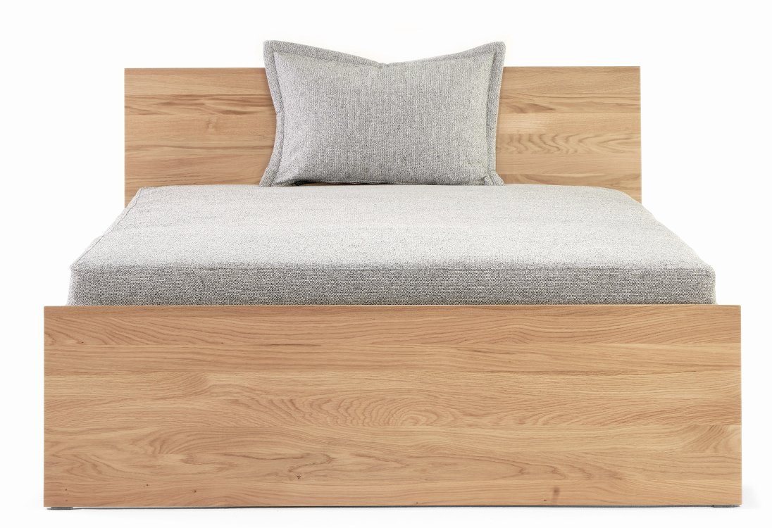 Stockholm Bett aus Eiche mit hohem Kopfteil und grauem Kissen. Modernes Design.