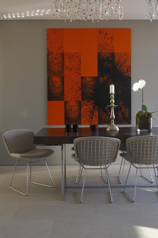 Esszimmer mit Bertoia Stühlen und Esstisch. Designklassiker von Knoll International mit Vollpolsterung.