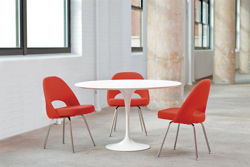 Saarinen Conference Chair von Knoll International in Rot um einen weißen Tulip Tisch.