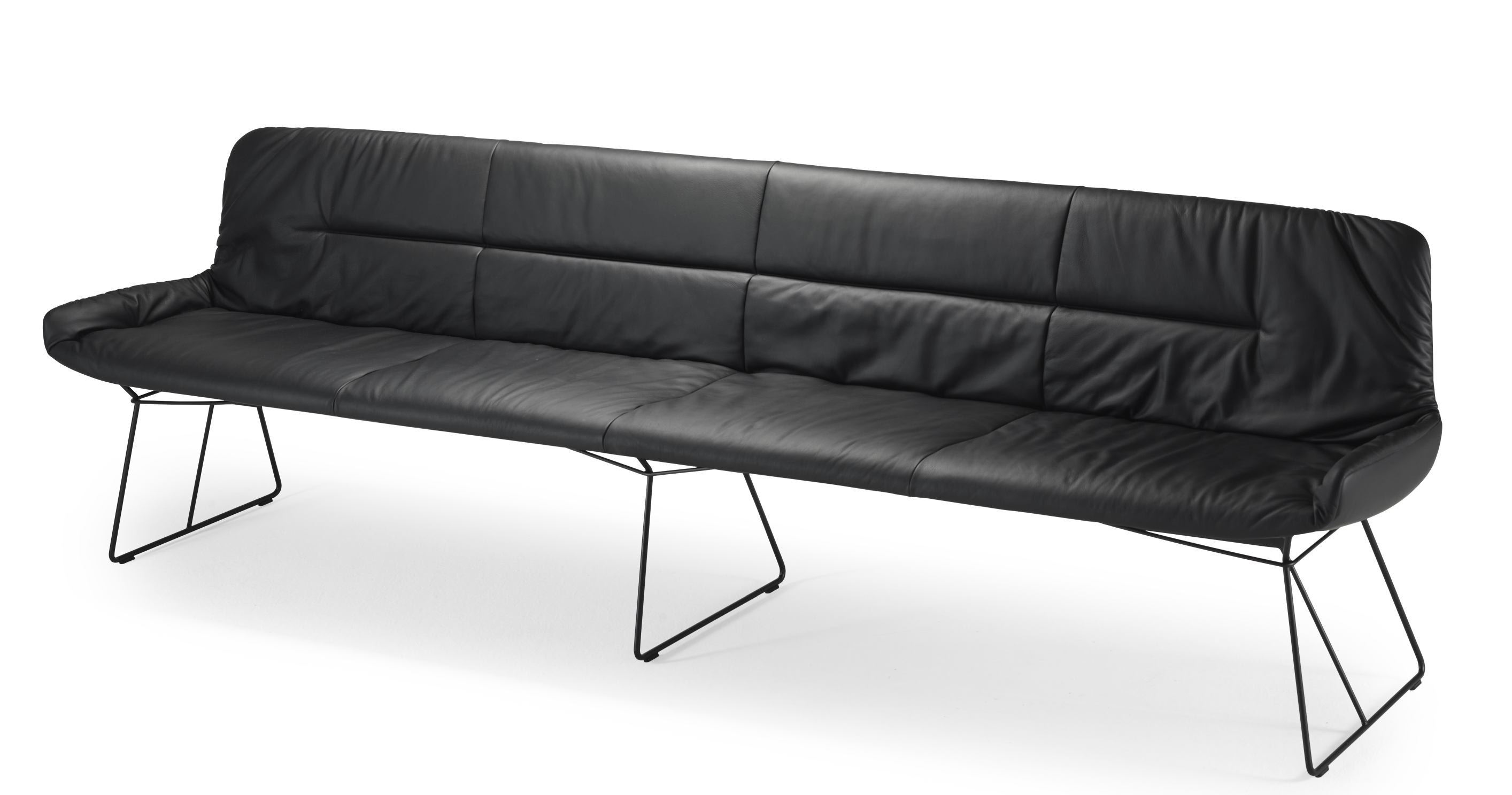 Schwarze Leya Bank von Freifrau Manufaktur mit Lederbezug und filigranem Metallgestell, modernes Möbeldesign für Esszimmer und Wohnbereich.