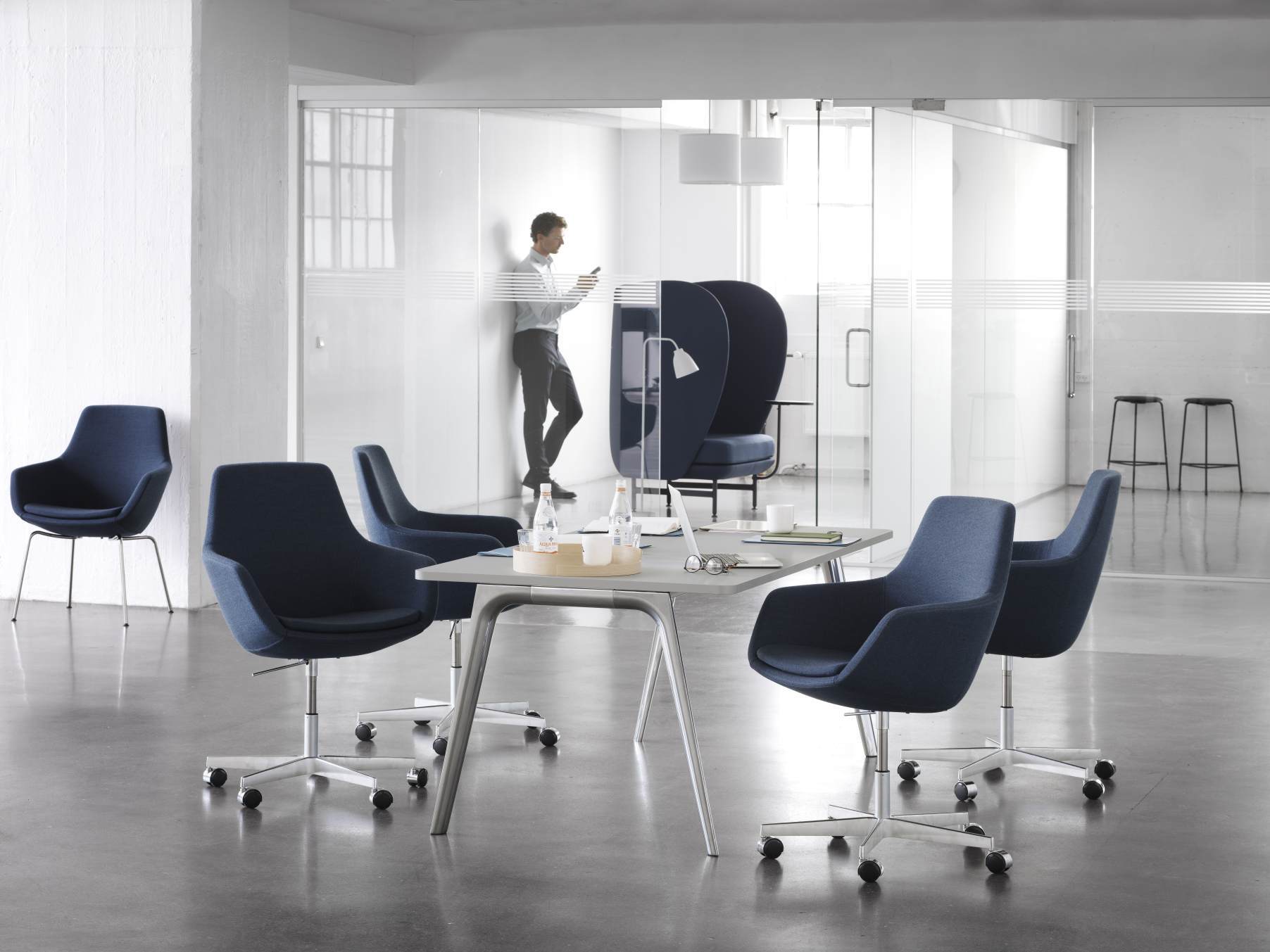 Little Giraffe Drehstühle von Fritz Hansen in einem modernen Büro mit Besprechungstisch und Glaswänden.