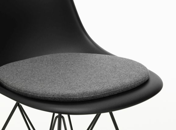 Nahaufnahme eines Vitra Stuhls mit Soft Seats Sitzkissen in Pebble Grey für den Innen- und Außenbereich.