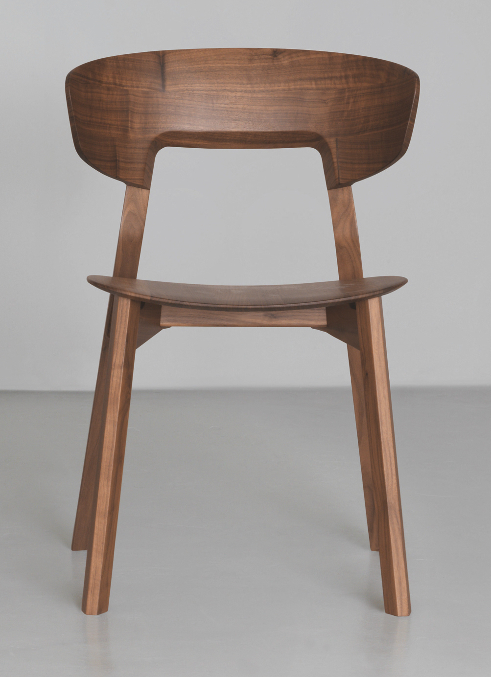 Nonoto Stuhl aus Eiche, modernes Design. Holzstuhl mit abgerundeter Rückenlehne und Sitzfläche.