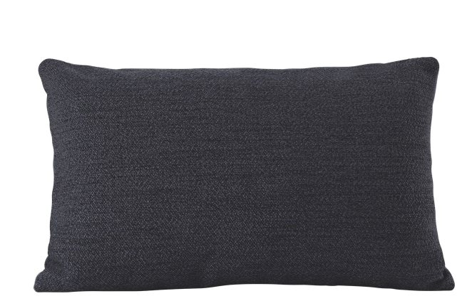 Dunkelgraues, rechteckiges Mingle Cushion Kissen von Muuto mit feiner Textur auf weißem Hintergrund.