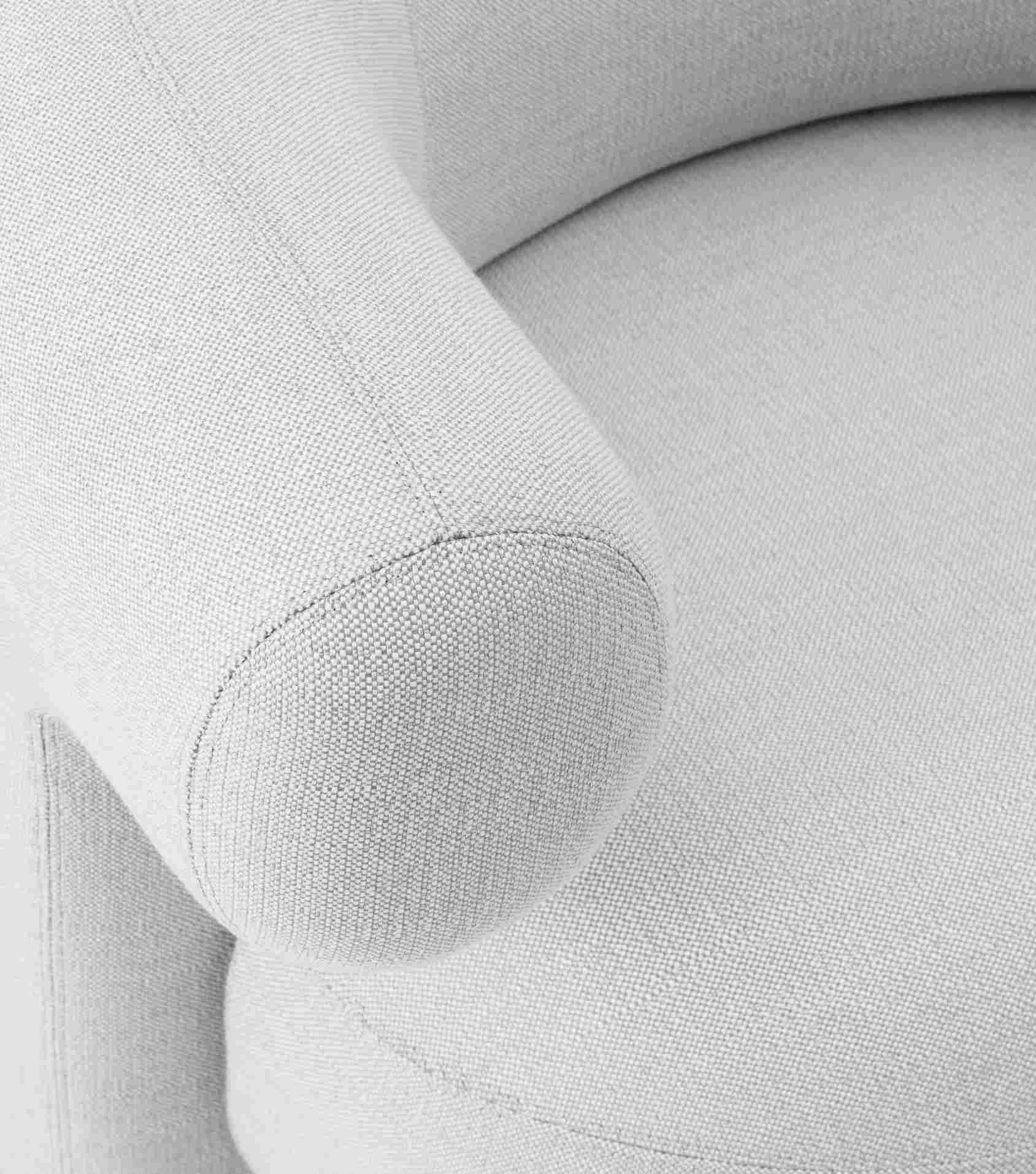 Detailaufnahme des hellgrauen Burra Lounge Chair Sessels von Normann Copenhagen für den Außenbereich.