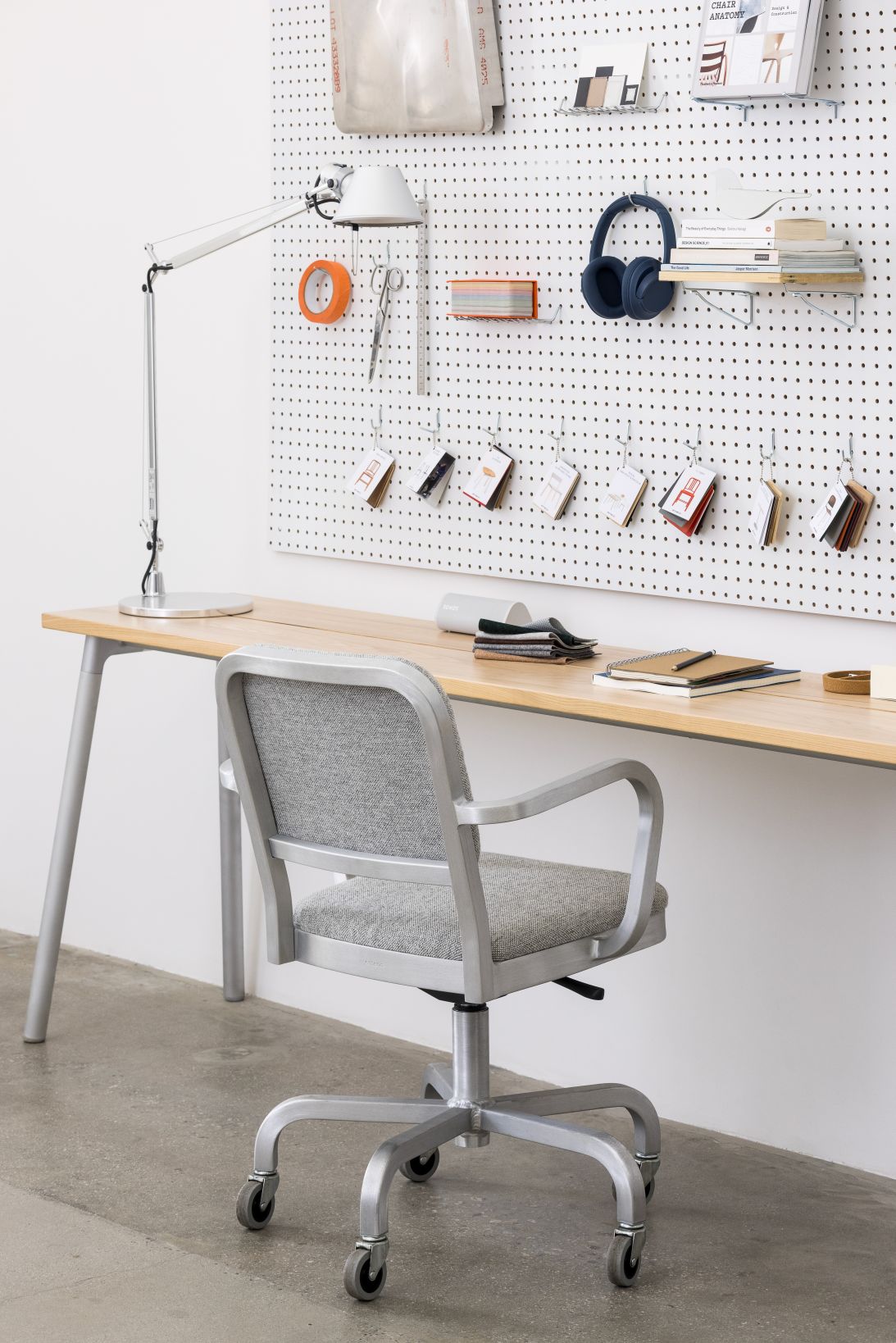 Navy Officer-draaistoel met Kvadrat Reflect 184-bekleding van Emeco